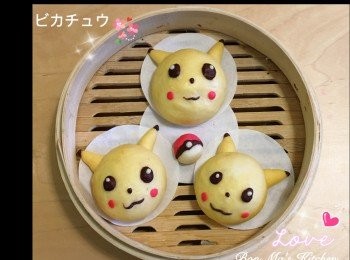 step5: 造型完成後，放入蒸籠內等待15至20分鐘發酵，發酵好的麵糰用手指輕按表面會慢慢回彈。開中火蒸20分鐘後等5分鐘開蓋，完成。可愛比卡超饅頭可儲存雪櫃一星期，蒸後口感依然軟熟。