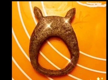 step2: 用木壓平團，用曲奇模吸出形狀，中間中空