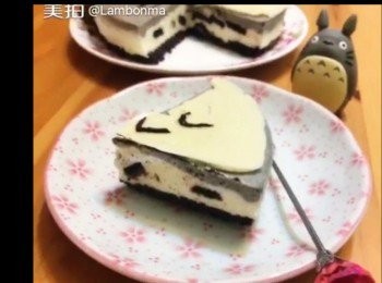 step4: 座溶的朱古力倒入唧筆，在牛油紙上放上透明膠片，在膠片上畫出龍貓眼睛和肚子，雪1小時（雪好的朱古力是用反轉朱古力的圖案放上芝士餅上）