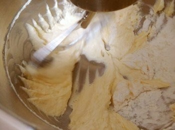step3: 分3次篩入自發粉用低速打勻後再加入蕉蓉。