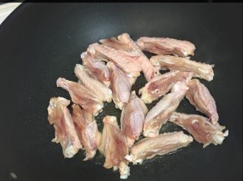 step1: <a href="https://bit.ly/3zHU5V3" target="_blank" data-keyword="雞翼" class="guide-link"><strong>雞翼</strong></a> <span style="display:inline-block;vertical-align:middle;margin-top:-3px;color:initial;border-radius:3px;padding:2px 3px;font-size:12px;line-height:14px;background:#87d300;color:#fff;">即買</span> 由中間切開，瀝乾水，油滾落鍋煎到金黃色，盛起備用