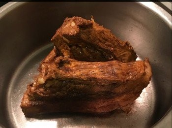 step3: 腩肉索乾水，用1湯匙老抽上色，下鍋，略煎