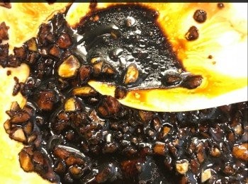 step8: 另一款醬汁不辣，特別為小朋友而設的=(^.^)=
1湯匙蒜蓉，1湯匙醬油膏，1湯匙黑醋，1湯匙水，1茶匙糖，生抽少許