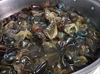 step2: 凍水蓋過雲耳，煮10分鐘，撈起瀝乾水，備用