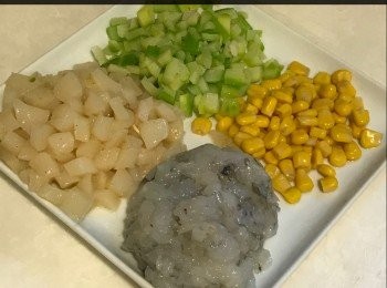 step4: 把蝦去腸洗乾淨，再用廚房紙巾印乾水分， 加<span class="group_3">調味料</span>後， 一半用刀拍扁後撻成蝦膠，一半切粒。

帶子都要印乾水分， 用少量鹽及胡椒粉稍為醃一下，然後切粒

蘆荀切粒

粟米粒也要印乾水分

最後將以上材料拌勻