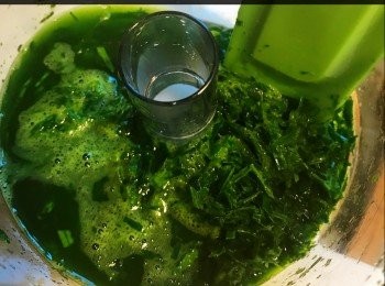 step2: 如做斑蘭口味，先把斑蘭葉洗乾淨，頭尾剪掉，用 1:5份量的水（如斑蘭葉1g, 就用水5g, 如此類推）把斑蘭葉攪碎。

食譜材料是做原味的， 如加斑蘭汁，要把奶量相對減少， 我用了3湯匙（45克）