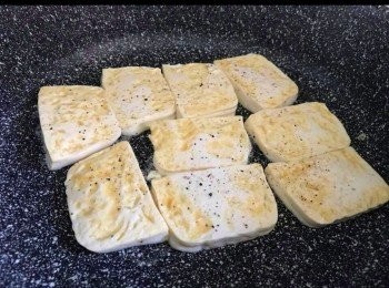 step3: 煎豆腐每一面時， 都灑上少少鹽和黑胡椒，煎至兩面金黃。