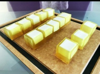 step9: 完全定型後， 倒扣出來，用刀小心平均切開。