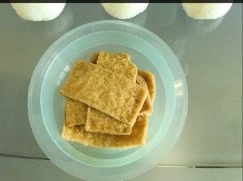 step3: 半小時後， 把油揚（腐皮）中間撥開，然後把飯團套進去，盡量向後拉，把突出的兩角修摺進去。