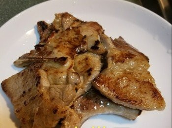 step4: 熱鑊下油加入豬扒煎至熟透，取出備用