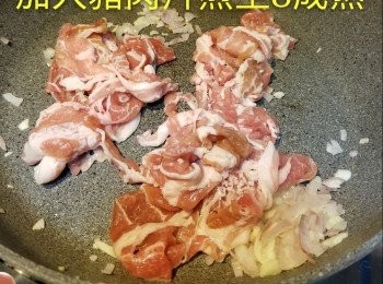 step3: 熱鑊下油加入乾葱碎和蒜蓉爆香，再加入豬肉片炒至8成熟