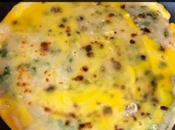 step4: 雞蛋略打散，保持中火，將蛋液倒在煎好的餅皮上，無需反面。