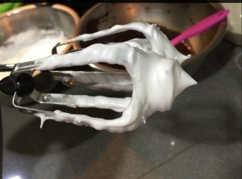 step3: 直角
蛋白同蛋黃糊混合，分2-3次加入