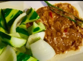 step1: <a href="https://bit.ly/3EZL8dD" target="_blank" data-keyword="雞胸" class="guide-link"><strong>雞胸</strong></a> <span style="display:inline-block;vertical-align:middle;margin-top:-3px;color:initial;border-radius:3px;padding:2px 3px;font-size:12px;line-height:14px;background:#87d300;color:#fff;">即買</span> 肉1/2磅，洗淨後切成1吋塊狀備用。
小青瓜1根，切塊。
洋蔥1/2個，切塊。
紅椒1隻，切絲。
印尼沙爹醬4湯匙。