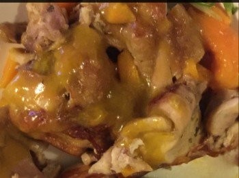 step5: 上桌時將芒果醬汁淋上雞圈。