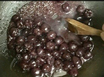 step3: 加入車厘子一起煮，直至車厘子變軟，然後加入糖。
