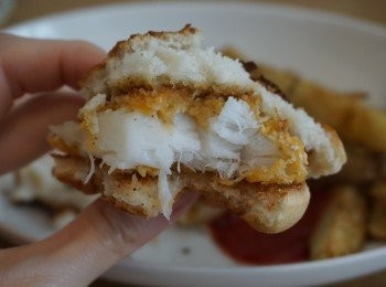 step3: 烤架上用掃塗上油，放上魚柳以200度焗18-20分鐘，如果有Grill mode,最後將魚烤兩分鐘最出，放於麵包中間，淋上自己喜愛的醬料如沙律醬、他他醬或芥末芝麻沙律醬就可以