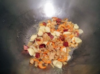 step6: 煲好滾水，加入本菇，飛水2分鐘，盛起。

燒熱油鑊，加入蒜頭爆香，加入蝦米、瑤柱、金華火腿，略炒。