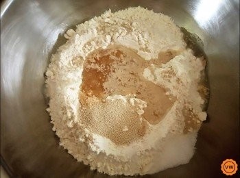 step2: 再倒入水(a)，將所有材料拌至成糰
