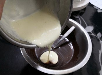step15: 把忌廉魚膠漿倒進暖朱古力漿中, 充份混合