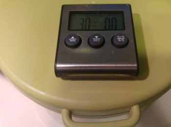 step7: 蓋蓋焗30分鐘, 其間不要移動真空煲。