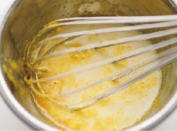 step4: 將一半的2 加入3中，攪散融合後再倒回2的鍋中。