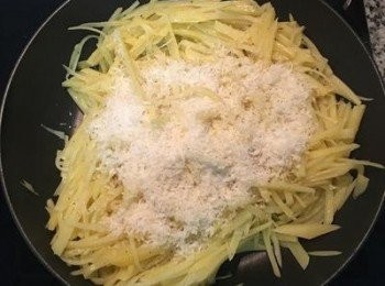 step4: 炒到馬玲薯略軟，關火、拌入帕馬森起司粉；