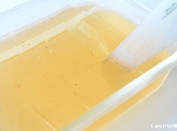 step6: 將愛玉切格子成塊狀。