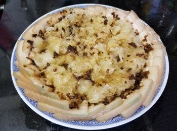 step7: 將醬汁淋上雪耳腩片上，預備蒸爐