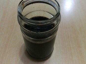 step3: 把陳醋倒入玻璃瓶，蓋上蓋子。