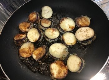 step10: 加入老抽、糖調味。
兜勻。