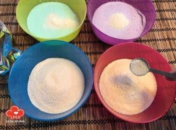 step1: 先開始製作四色啫喱
將四種口味啫喱粉倒入碗中，每碗加入半茶匙魚膠粉