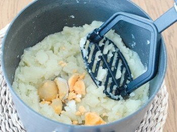 step4: 將馬鈴薯煮熟，瀝乾水份，然後加入餘下的蛋黃，壓成蓉