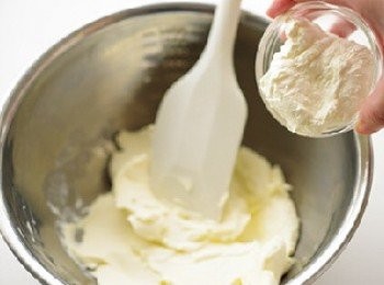 step2: 用橡皮刮刀將奶油乳酪攪散，再加入酸奶油和無鹽奶油攪散。