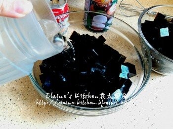 step20: 翌日將涼粉倒扣切粒放入大碗內 , 加入冰水浸10分鐘