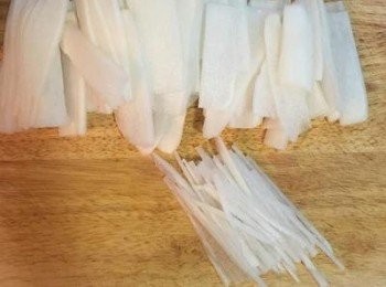 step1: 白蘿蔔去頭去尾去皮後,一根切成三大塊,每塊都先切薄片,切薄片後再切成細絲;如有刨刀亦可直接刨成絲!