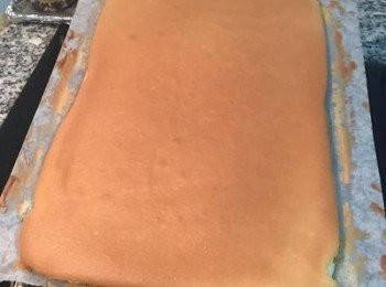 step12: 取出後，敲一下烤盤，馬上連烘焙紙一起抬起放到架子上冷卻，要趁熱先把四邊的紙往下拉開，