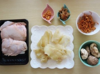 step1: 雞脾扒、已浸發花膠(因為要浸發，請預早兩日預先準備)、乾冬菇、蟲草花、紅螺頭、瑤柱
材料預備好啦，開工！