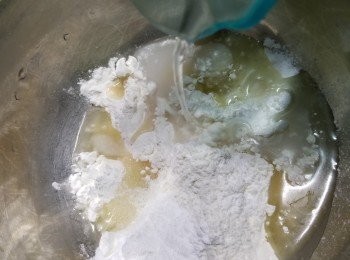 step3: 用<span class="group_3">脆漿材料</span>:中筋麵粉45g,粟粉3g,澄麵粉6g,泡打粉4g,煮食油23g,鹽半茶匙 用食用凍開水55g拌勻開成炸漿,待脆漿靜止15分鐘待用