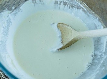 step1: 將麵粉和糯米粉放入碗內，拌勻，然後下入開水，拌勻至沒有粉粒