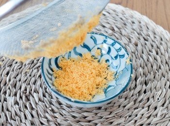 step3: 用篩將一隻蛋黃弄碎，備用