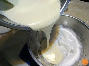 step10: 接著再將已拌好的蛋黃糊半成品，倒入剩下的蛋白霜內