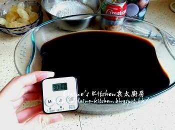 step12: 趁熱倒入涼粉糊於器皿內 , 先待涼30分鐘後蓋上保鮮紙 , 放入冰箱1 1/2小時至硬身