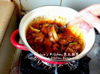 step6: 將肉粒回鑊用慢火炒數分鐘至慢慢發出辣味即可