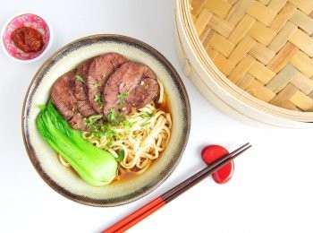 step3: 《上碟》

將煮好的麵及牛腱肉放入碗內，加入燜牛腱肉的湯，放上芫茜碎，即可享用。