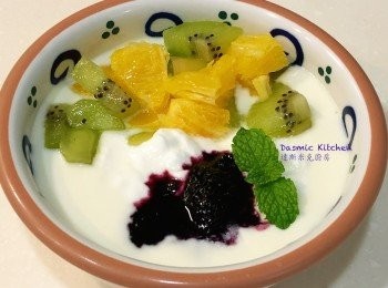 step9: 搭配新鮮水果果醬優格，即成美味早餐或午餐輕食