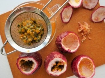 step1: 熱情果稍微切平底部，讓果殼能穩定坐在焗盤上。從熱情果頂部約1/3位置切開，取出果汁連果肉。
 將果汁隔渣去籽，5個熱情果約濾出1/3杯果汁。果殼清洗乾淨，晾乾備用。