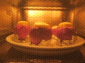 step6: 放入焗爐，以180℃焗約12-15分鐘。理想效果是梳乎厘表面呈金黃色，膨脹至比果殼高出1吋左右。