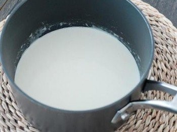 step3: 將另外的100毫升牛奶和淡忌廉放入煲內，用中小火煮熱，然後下糖，煮至糖溶化