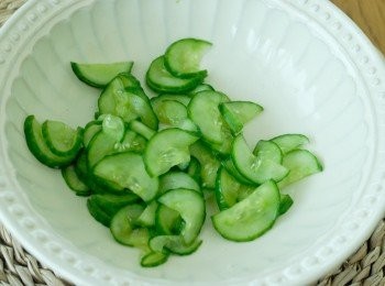 step1: 將青瓜切片，與少許鹽拌勻，靜置15分鐘，再瀝乾流出來的水份